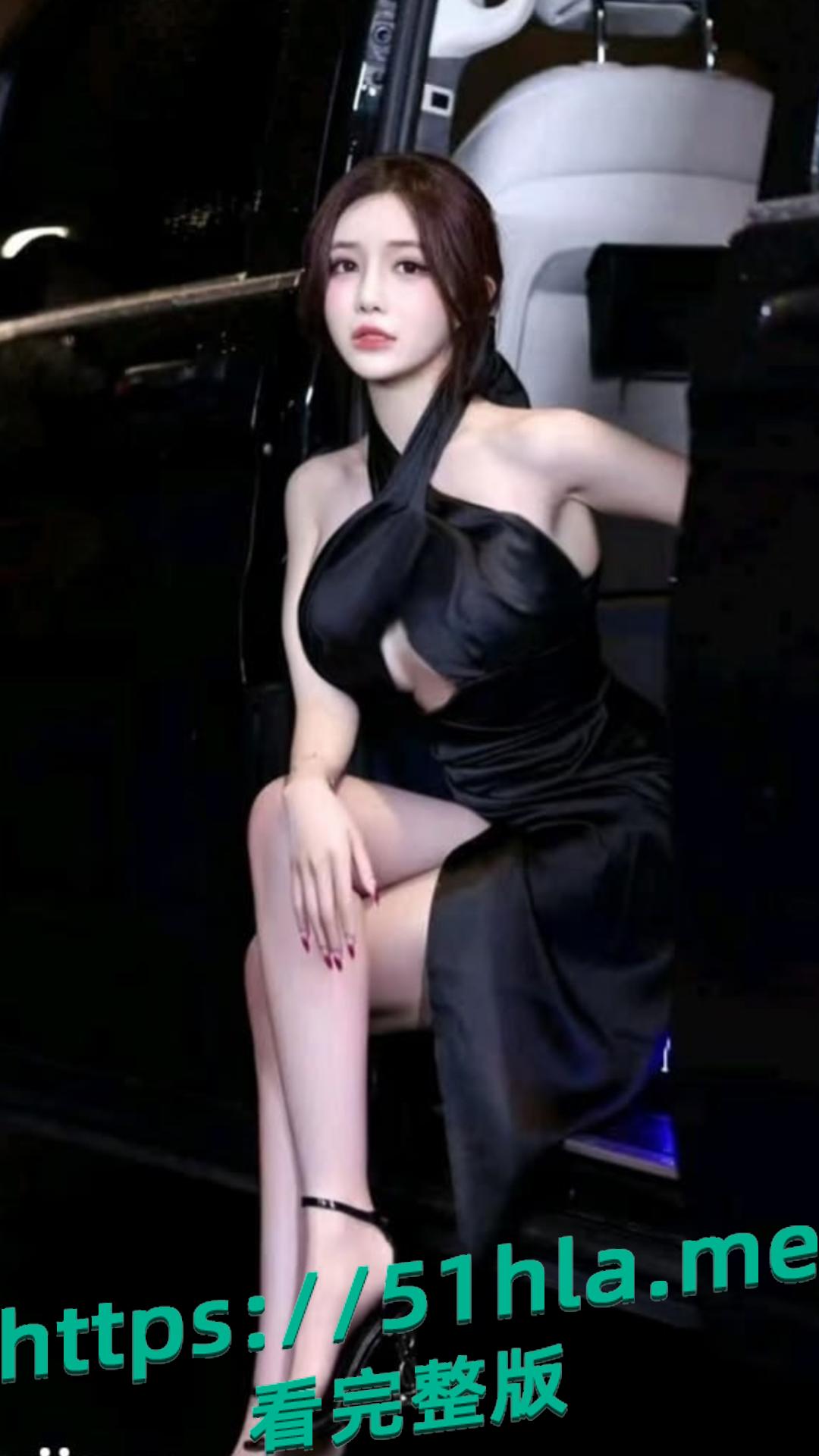 秀人网巨乳模特 王雅姗 黑丝美腿身材超棒 揉逼掰逼自慰棒插逼特写 骚话连篇跪地狗爬求爸爸操！-6