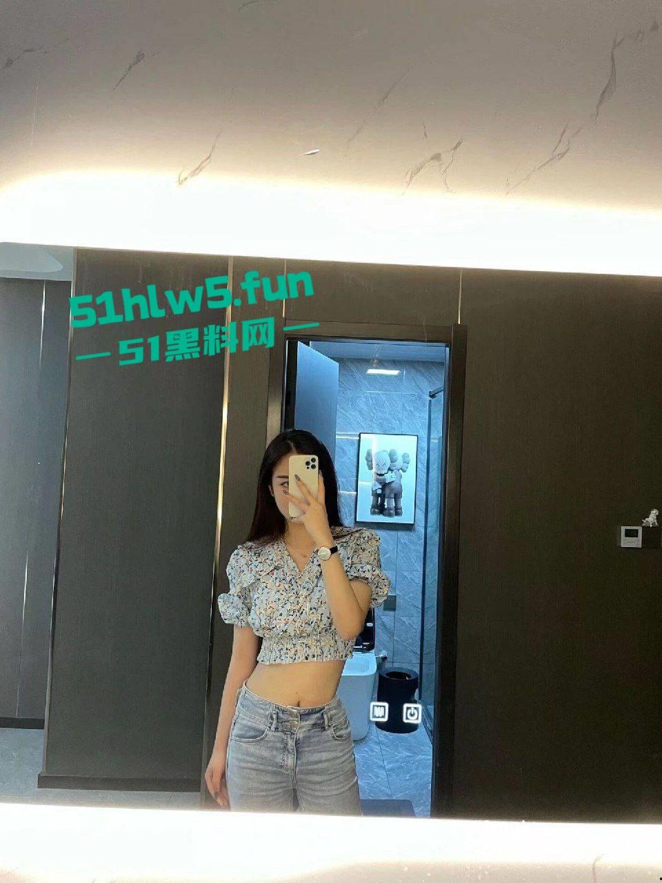 南京模特级女神【李怡楠】完美身材气质美女，惨遭开迈腾的小伙曝光性爱激情啪啪视频。-10