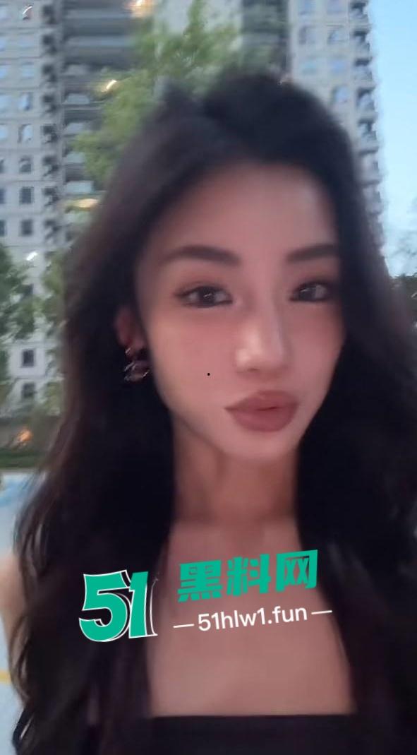 堪称抖音最强反差婊【殷萧童】的大瓜吃了吗，直播双开一半抖音一半黄播的女主现化身名媛妄想挣脱互联网记忆。-4