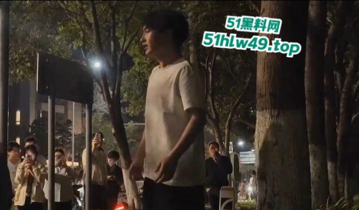 江苏泰州纯爱小哥千里寻爱，得知被女友戴多顶绿帽，人财两失当街破防楼下大骂婊子。-3