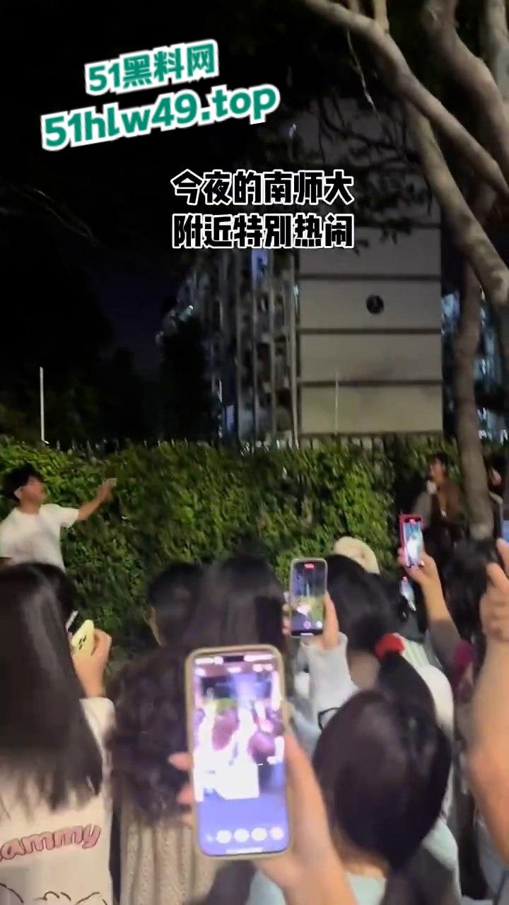 江苏泰州纯爱小哥千里寻爱，得知被女友戴多顶绿帽，人财两失当街破防楼下大骂婊子。-5