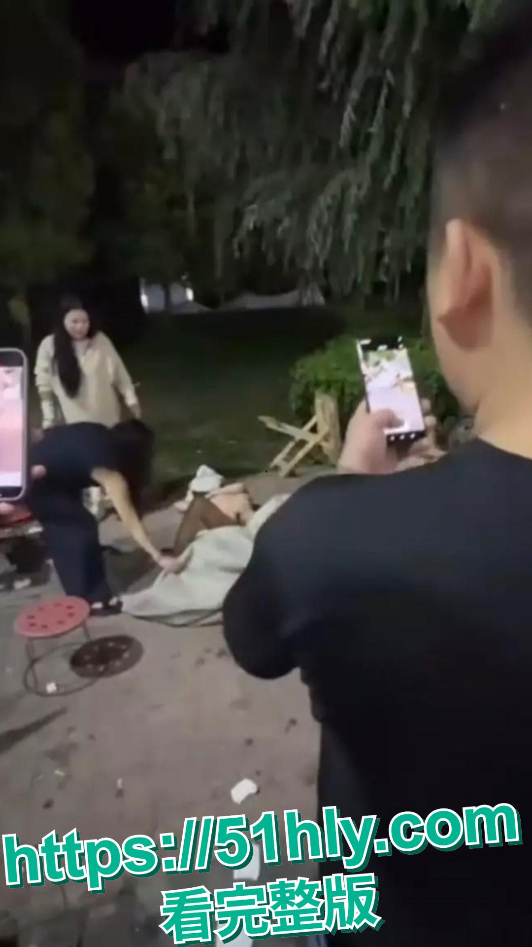 一夜之间,安徽合肥某夜市炸锅了!“裸体女侠”怒砸大排档。-3