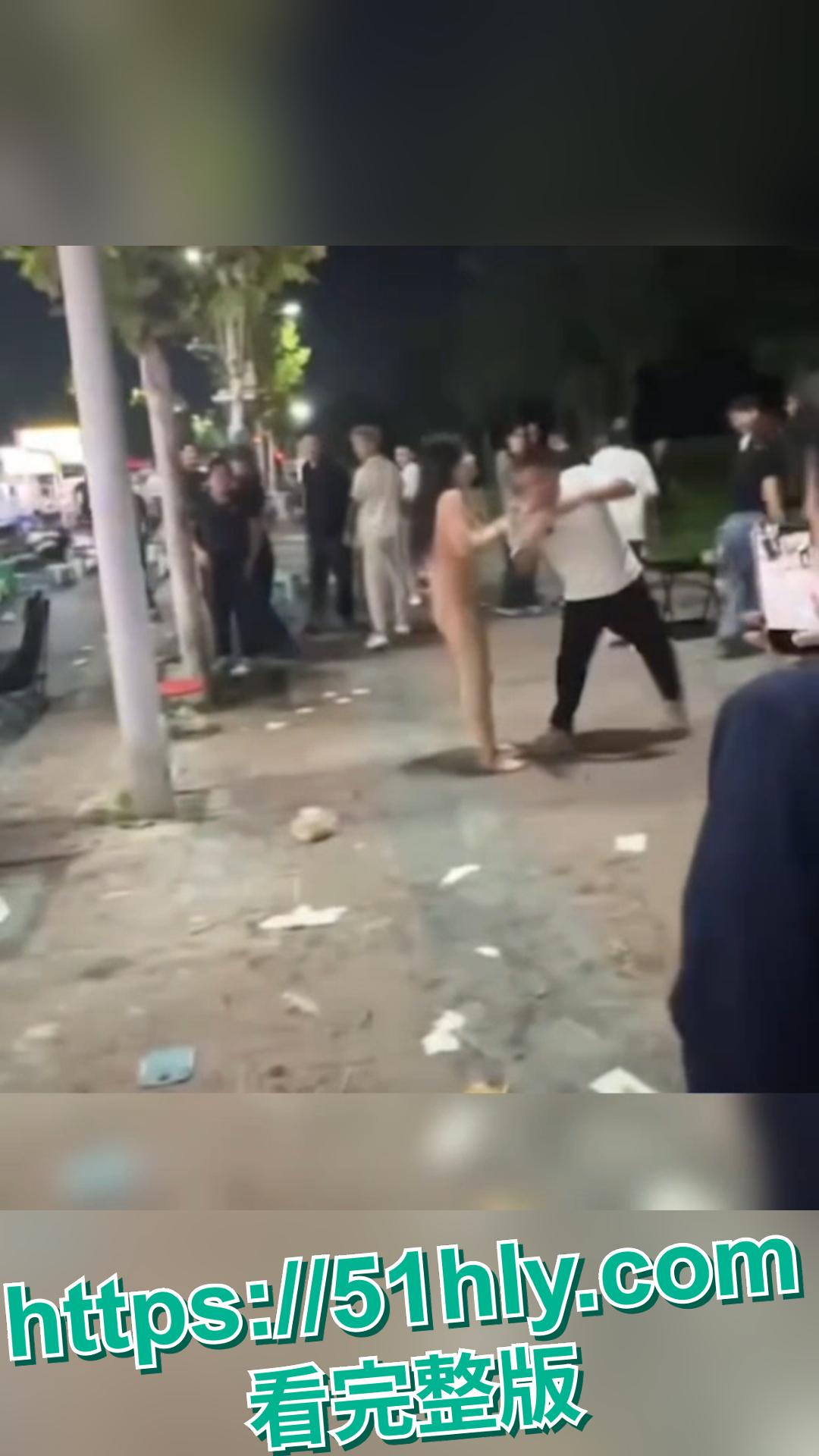 一夜之间,安徽合肥某夜市炸锅了!“裸体女侠”怒砸大排档。-4