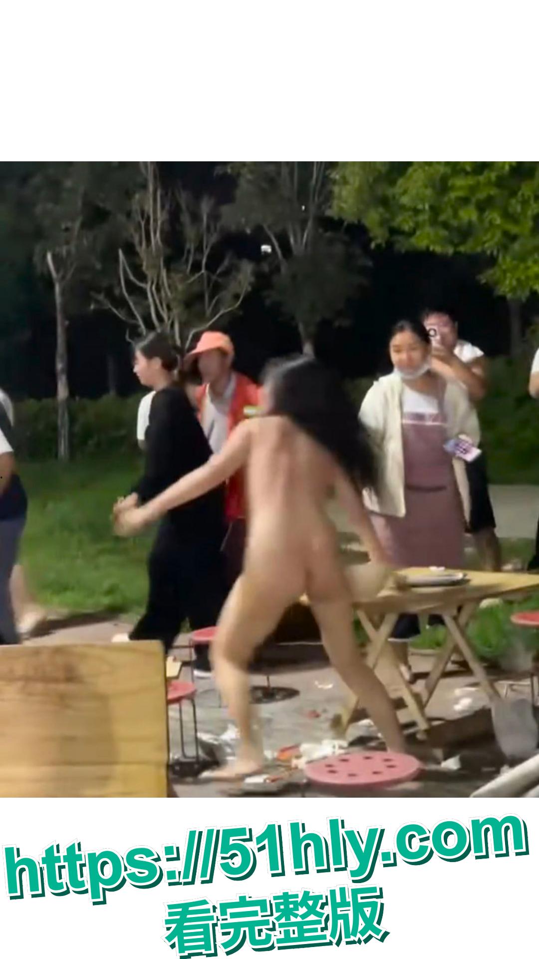 一夜之间,安徽合肥某夜市炸锅了!“裸体女侠”怒砸大排档。-5