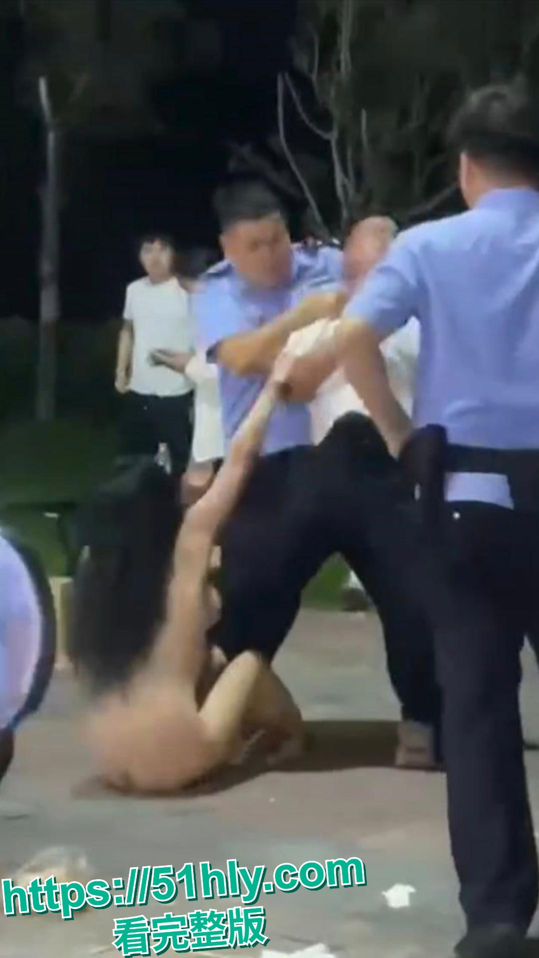 一夜之间,安徽合肥某夜市炸锅了!“裸体女侠”怒砸大排档。-14