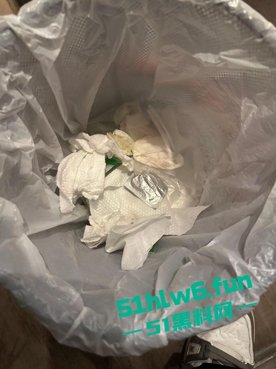 杭州小骚鸡以爱情名义欺骗老实人,脚踩多船两头吃还改不了卖逼瘾,骚货惨遭老实人曝光。-9