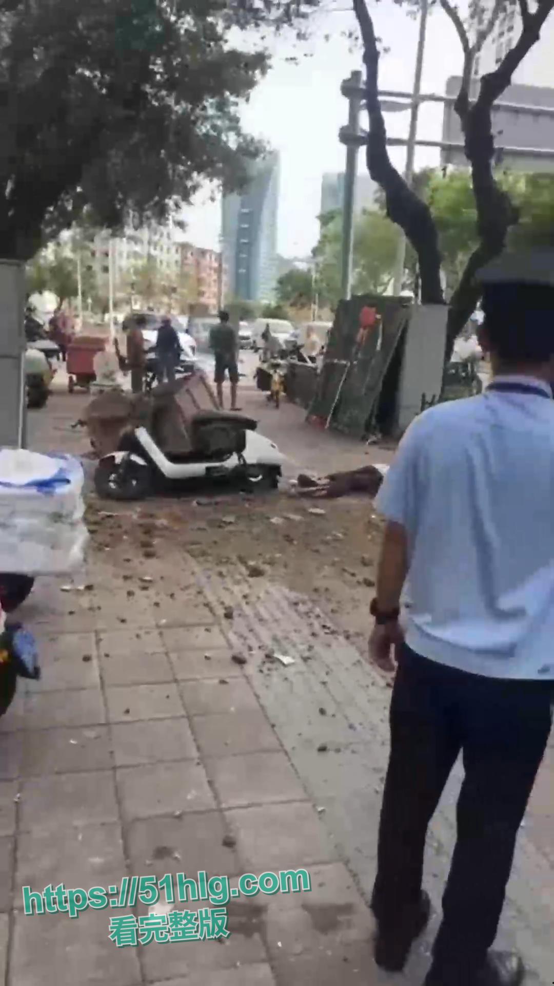 悲剧！【三亚】酒店装修工程事故酿成惨案！外卖员惨遭高空坠物夺命，现场血肉模糊十分恐怖！-2