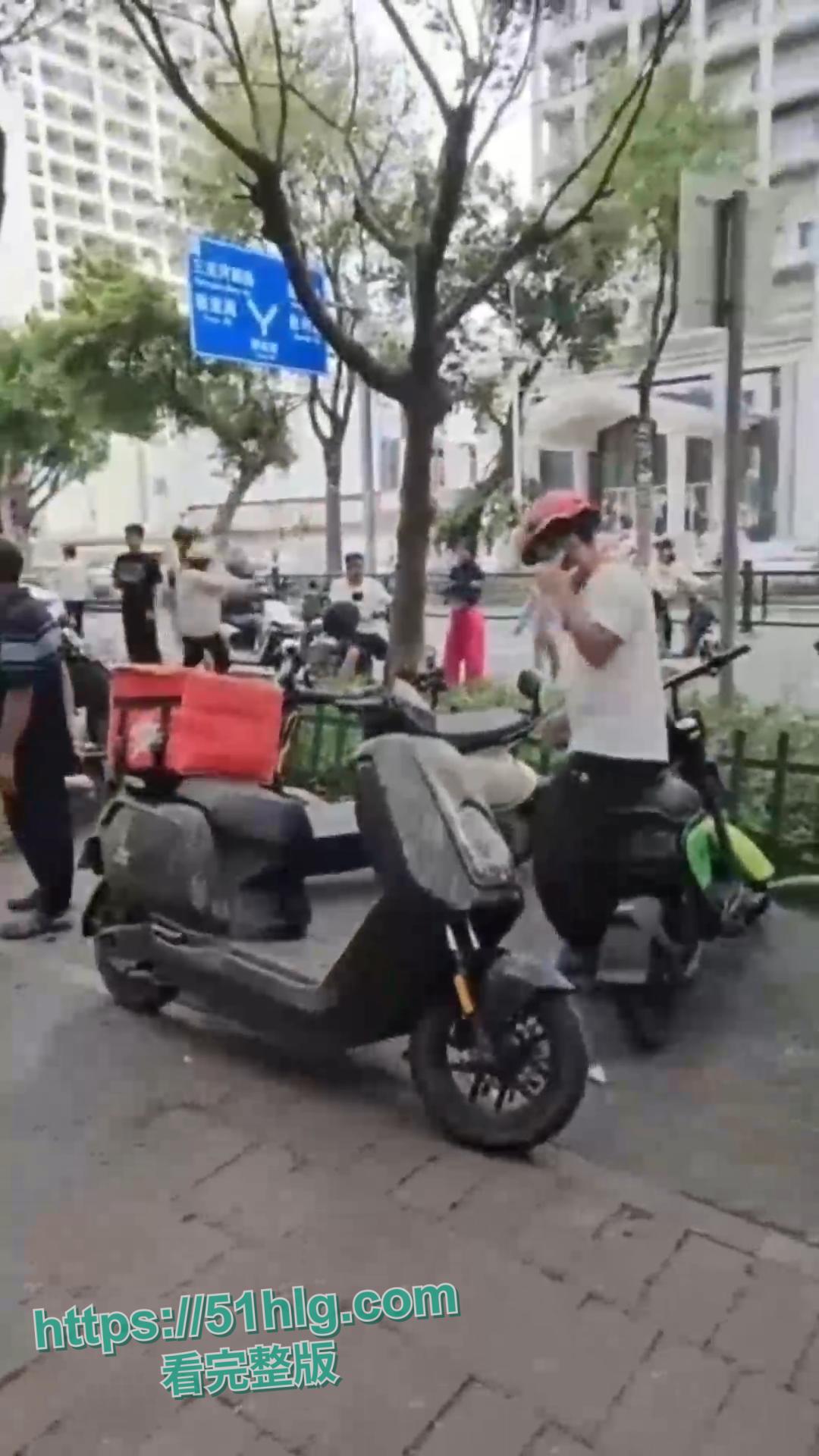 悲剧！【三亚】酒店装修工程事故酿成惨案！外卖员惨遭高空坠物夺命，现场血肉模糊十分恐怖！-6