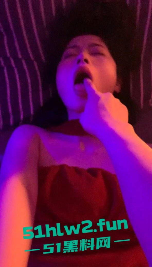 瓜友分享长腿翘臀女同事出差合住一屋，喝酒聊天趁机拿下，激情后入爆操别人老婆就是刺激。-3