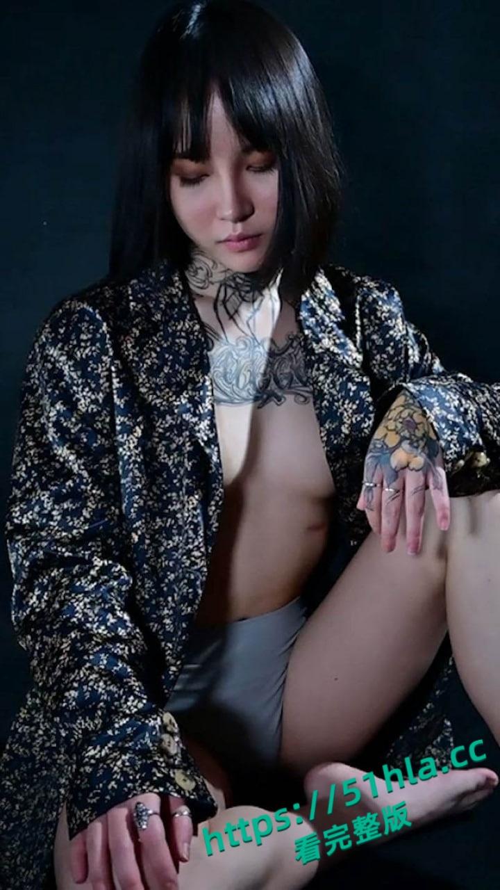 重庆观音桥化妆店员【张佳】全身刺青大尺度写真流出,C杯美乳纤腰翘臀白虎嫩穴诱惑十足!-2