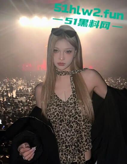 独家曝光！浙江杭州红包女气质23岁反差骚鸡贱逼【李乐】私下发骚约操大哥，钟点房黑丝暴力后入爆干！-5