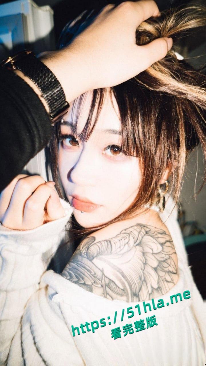 抖音极品网红【九条南无】7月最新福利视频被曝光，娴熟玩转吸奶器，多种道具插逼自慰视觉冲击力拉满！-5