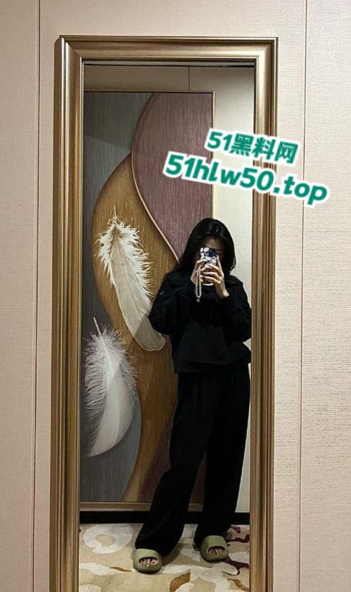 长沙电商运营【翟思荟】爱吞精的骚逼母狗口活一流，分手后遭男友曝光吃鸡视频！-9