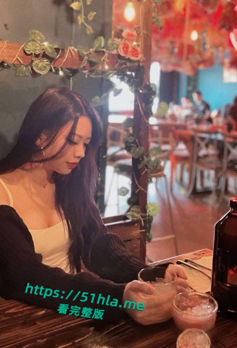 高颜值coser与前男友性爱视频曝光,吊带黑丝深喉舔屌,媚眼如丝表情超骚,撅着翘臀被无套后入!-2