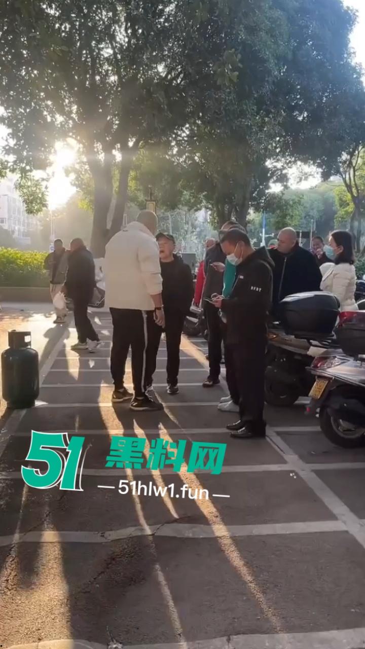 泉州石狮鸳鸯池公园免费爱心早餐摊，被大爷破口大骂只因来晚没拿到油条，果然生米恩斗米仇啊。-7