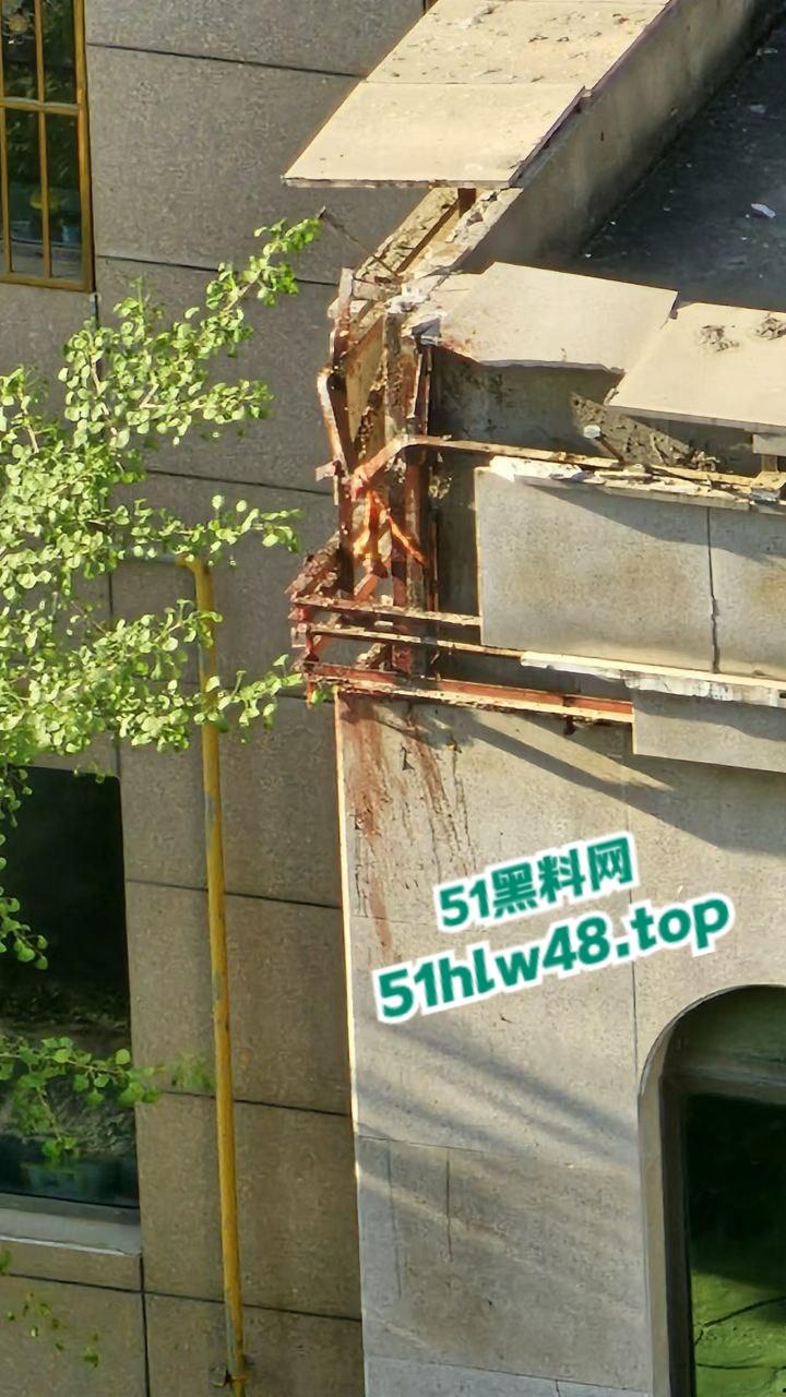 河北定州惊现坦克肉女跳楼，回心转意不跳但四五男人拉不动，女生不幸坠落摔成肉泥！-4