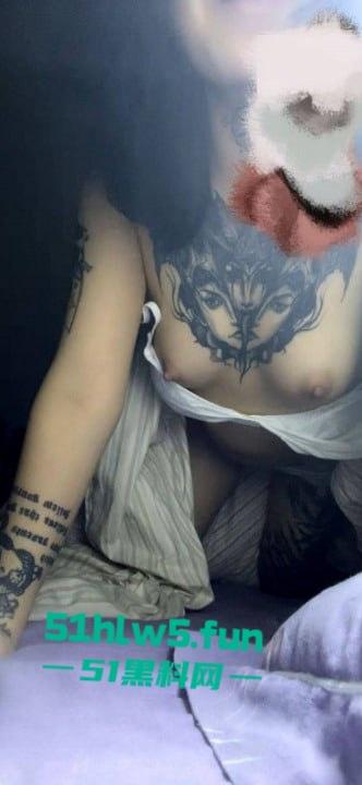 抖音反差婊【lee李李】纹身师店老板娘性爱视频流出，床上技术比纹身还更一流。-1