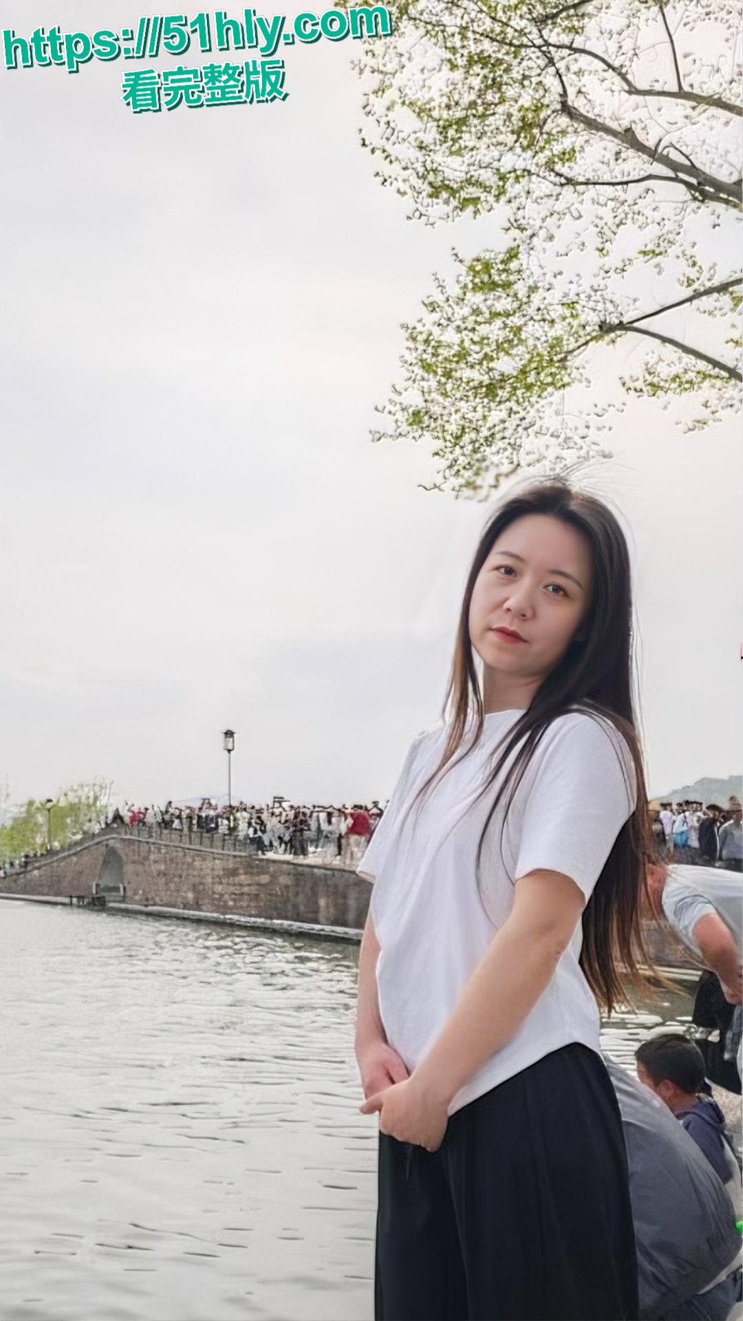 浙江嘉兴清纯人妻何晓韵野外偷情单身小叔子口曝黑料全网疯传!小区楼下口交大屌,忍不住了回家爆操骚母狗!-1