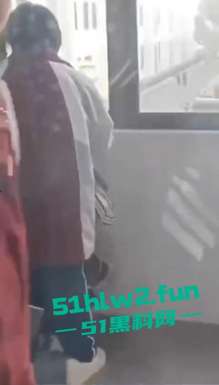 江苏淮阴中专教室走廊变活春宫！学生狗男女当众表演口交，偷拍视频疯传，学校沦为龟狗乐园！-4