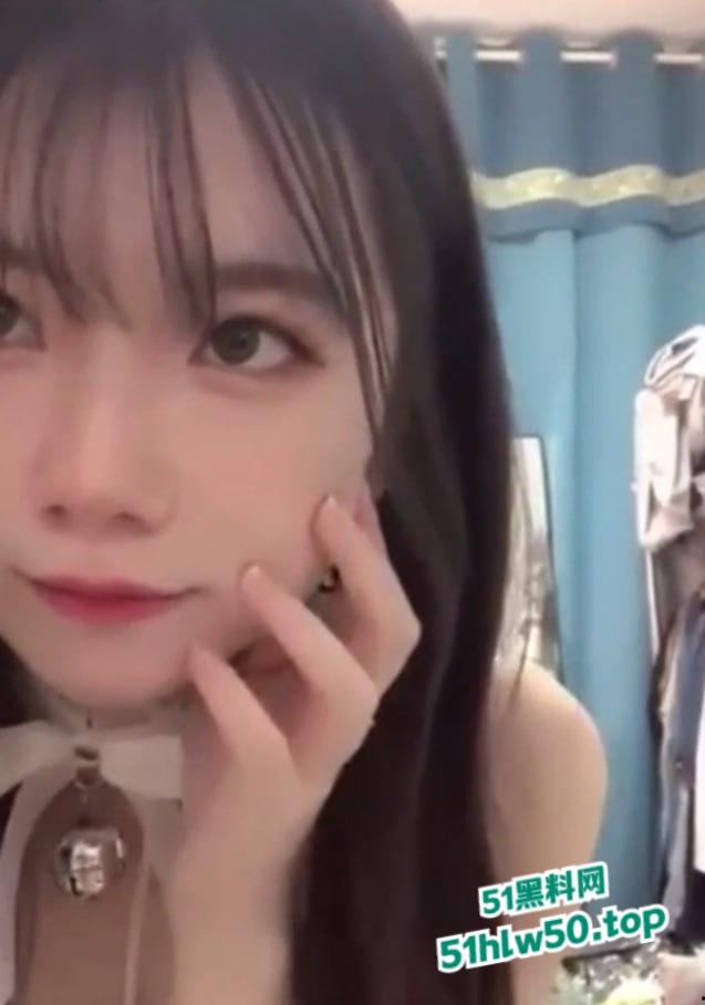 浙大城市学院嫩妹【白炜彤】寝室大战2男，乘骑位摇摆含住另一个人的鸡巴，清纯与淫荡并存的代表！-1