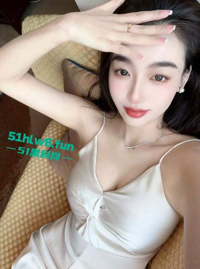 抖音网红【Aying】和男友爱爱视频流出，激情骑乘后入爆操，全程露脸呻吟不断。-7