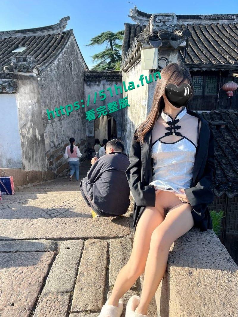 极品大学生【小哪吒】福利视频泄密,校内野外大胆露出饱满双乳嫩穴挑逗路人目光!-2