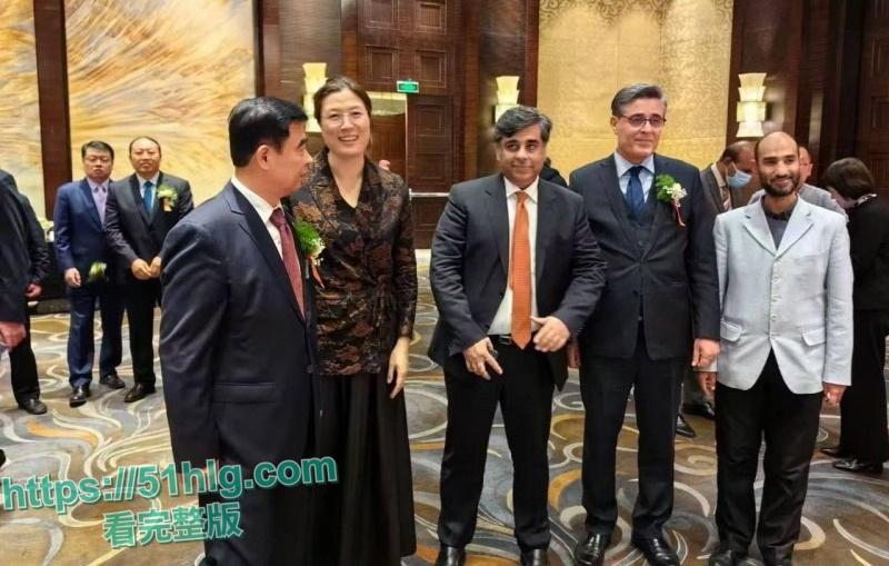 【南京】眼镜骚货【朱长银】的诈骗帝国！粉嫩骚逼和深喉操昏大领导，资源钱财尽收，揭开诈骗界的黑暗一面-5