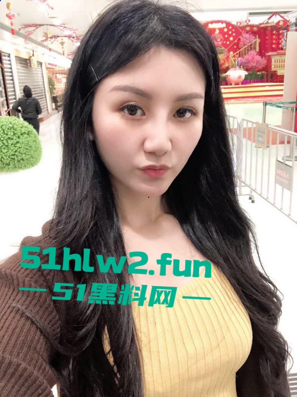 重庆骚人妻【刘霞】裸聊自慰,约炮酒店大战,骚逼掰开还是粉嫩的,就是开口大了点,估计是操多了!-6