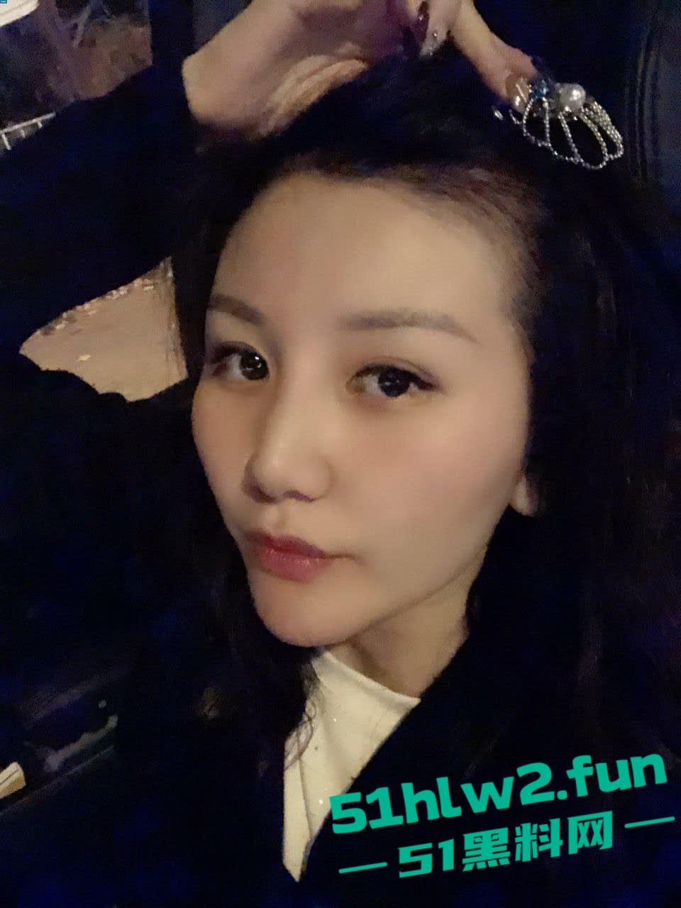 重庆骚人妻【刘霞】裸聊自慰,约炮酒店大战,骚逼掰开还是粉嫩的,就是开口大了点,估计是操多了!-10