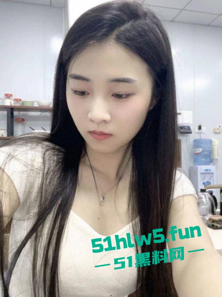 东莞清溪某印刷厂厂妹，下班后回到出租房帮男友口爆吞精拍摄视频，不料分手后惨遭渣男曝光。-3