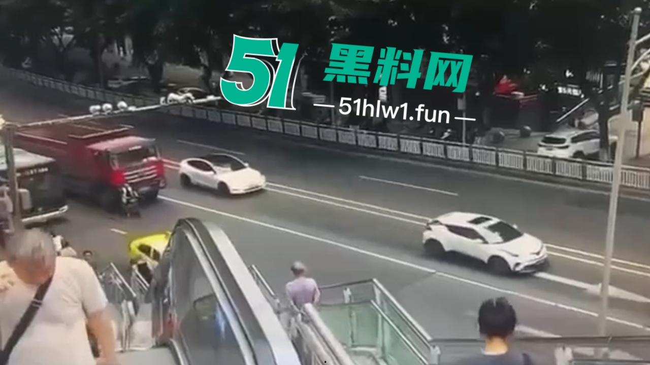 【血腥恐怖】重庆五里店灯饰广场万丰路口发生严重车祸，男子骑电瓶车行驶在货车前方盲区被当场碾压爆头。-6