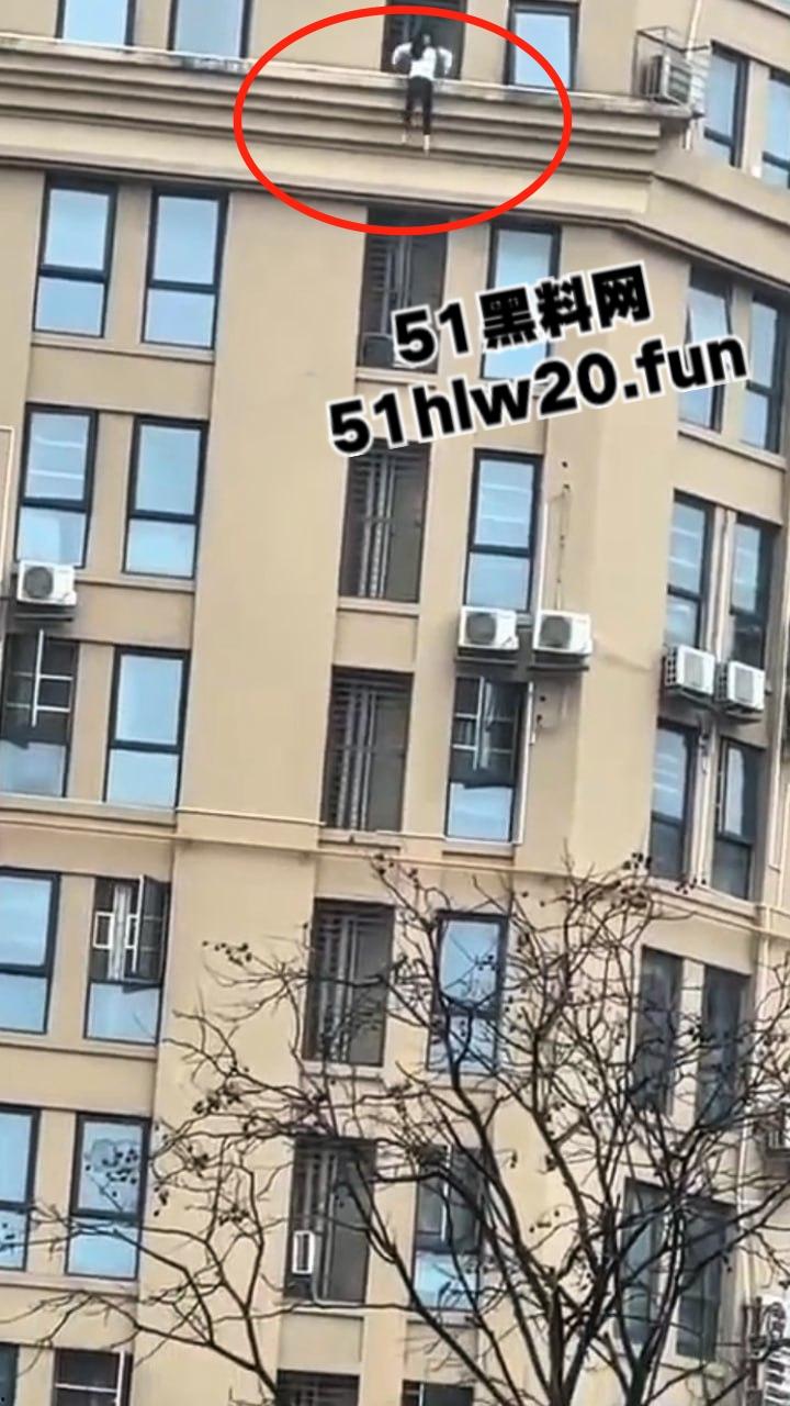 自杀跳楼实拍，辽宁十几岁女孩因谈恋爱被家人阻止，被家人囚禁在家中，女孩逃出窗外跳楼自杀。-3