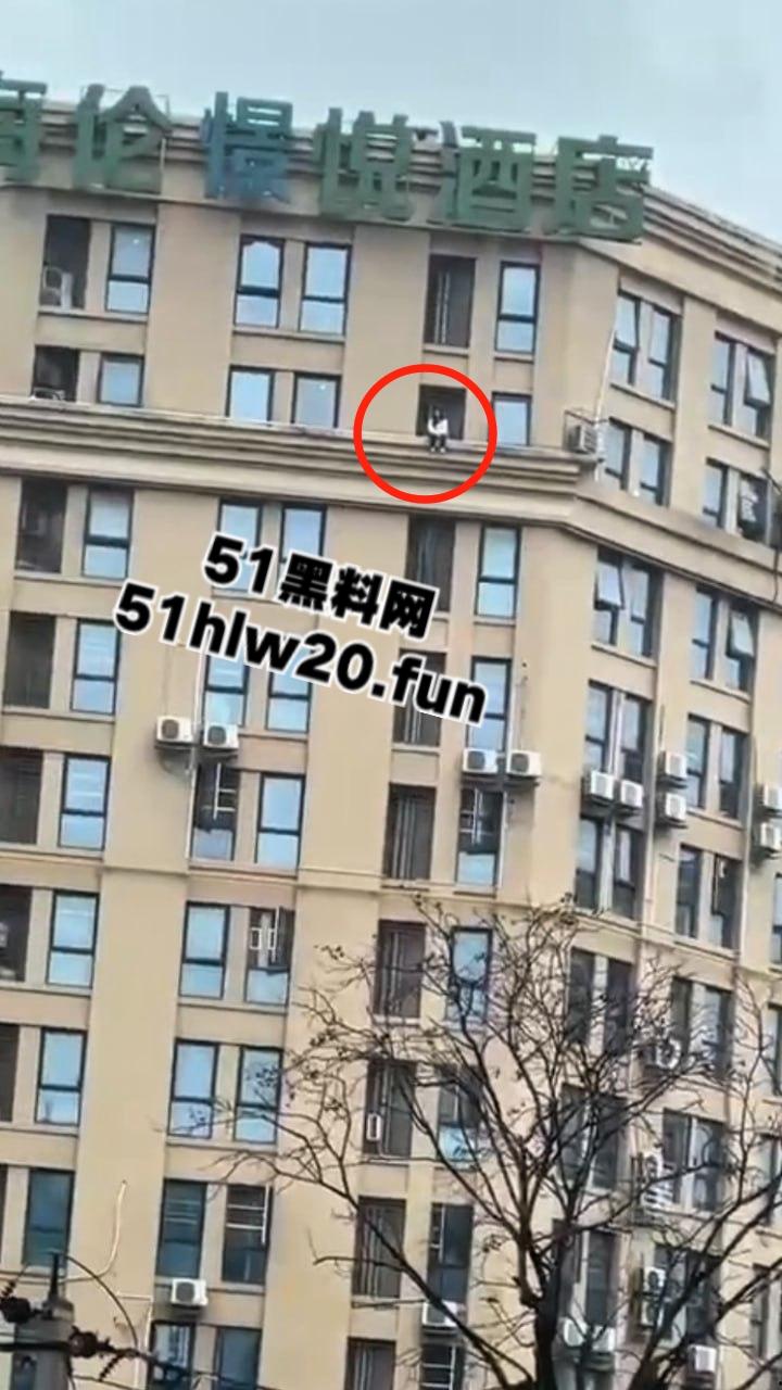 自杀跳楼实拍，辽宁十几岁女孩因谈恋爱被家人阻止，被家人囚禁在家中，女孩逃出窗外跳楼自杀。-5