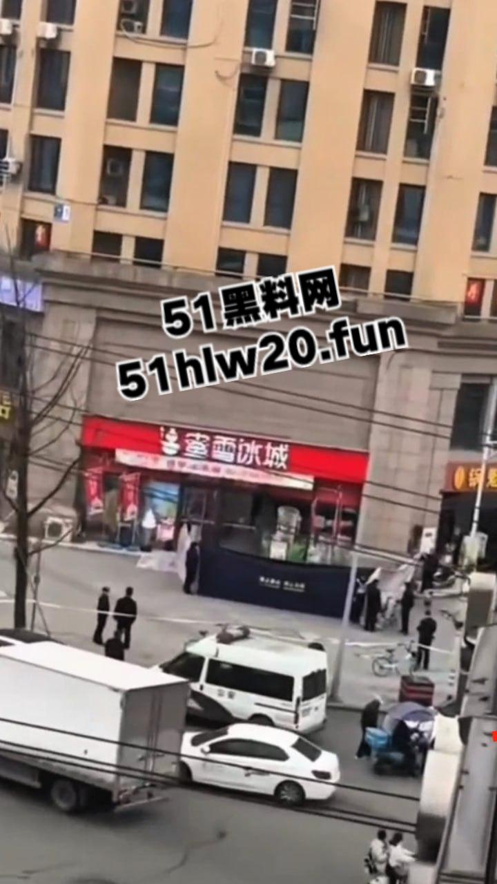 自杀跳楼实拍，辽宁十几岁女孩因谈恋爱被家人阻止，被家人囚禁在家中，女孩逃出窗外跳楼自杀。-7