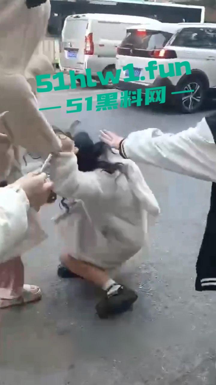 山东枣庄精神小妹霸凌，两帮小美女激情对战，旁边的男学生都看笑了，果然女人打架是男人最爱看的！-2