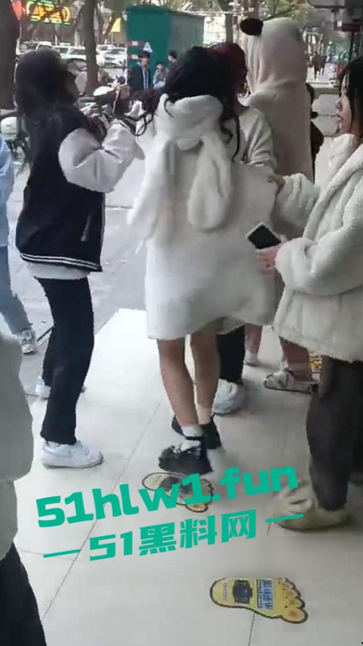 山东枣庄精神小妹霸凌，两帮小美女激情对战，旁边的男学生都看笑了，果然女人打架是男人最爱看的！-3