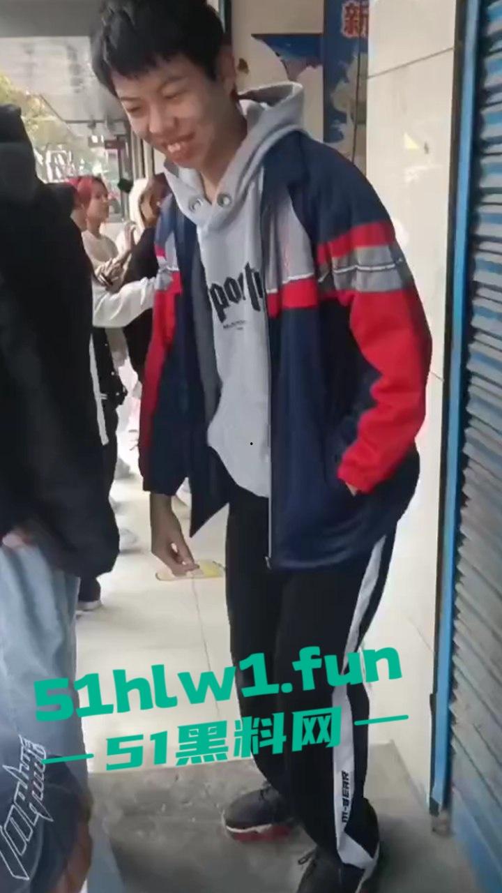 山东枣庄精神小妹霸凌，两帮小美女激情对战，旁边的男学生都看笑了，果然女人打架是男人最爱看的！-9