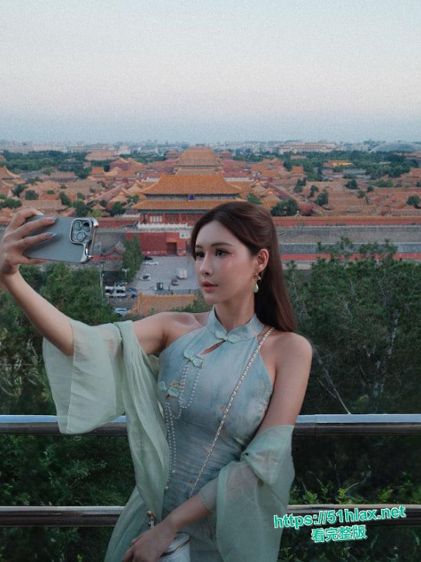 巨乳福利姬艾熙Ashley最新付费片子外流!反差母狗跪舔大屌深喉被多姿势调教狂操最后无套内射-1