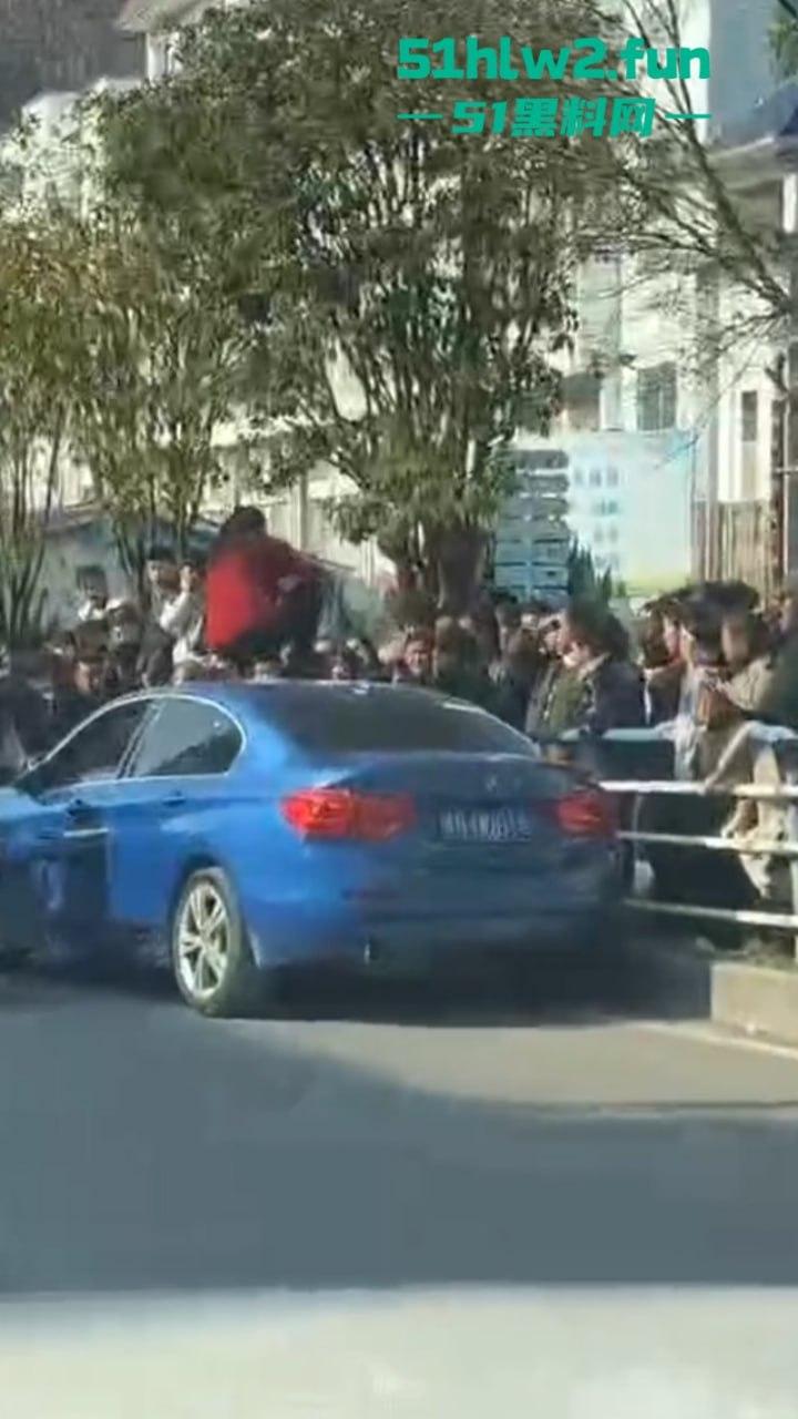 贵州紫云硬核原配当街抓小三，骑车顶猛砸车吓得狗男女龟缩车内不敢出，当街大闹惹人围观。-1