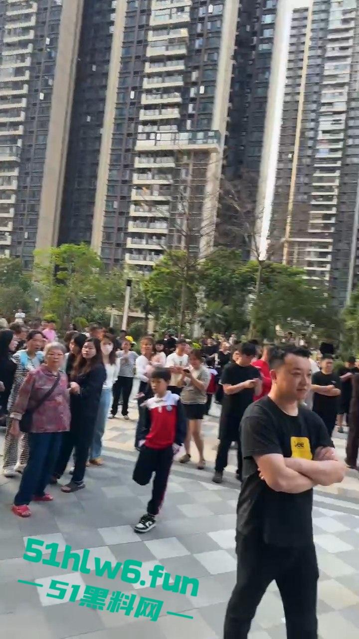 佛山宏宇天御江畔小区,有人装修“骨灰房”引众愤,警方介入律师称可起诉侵权。-4