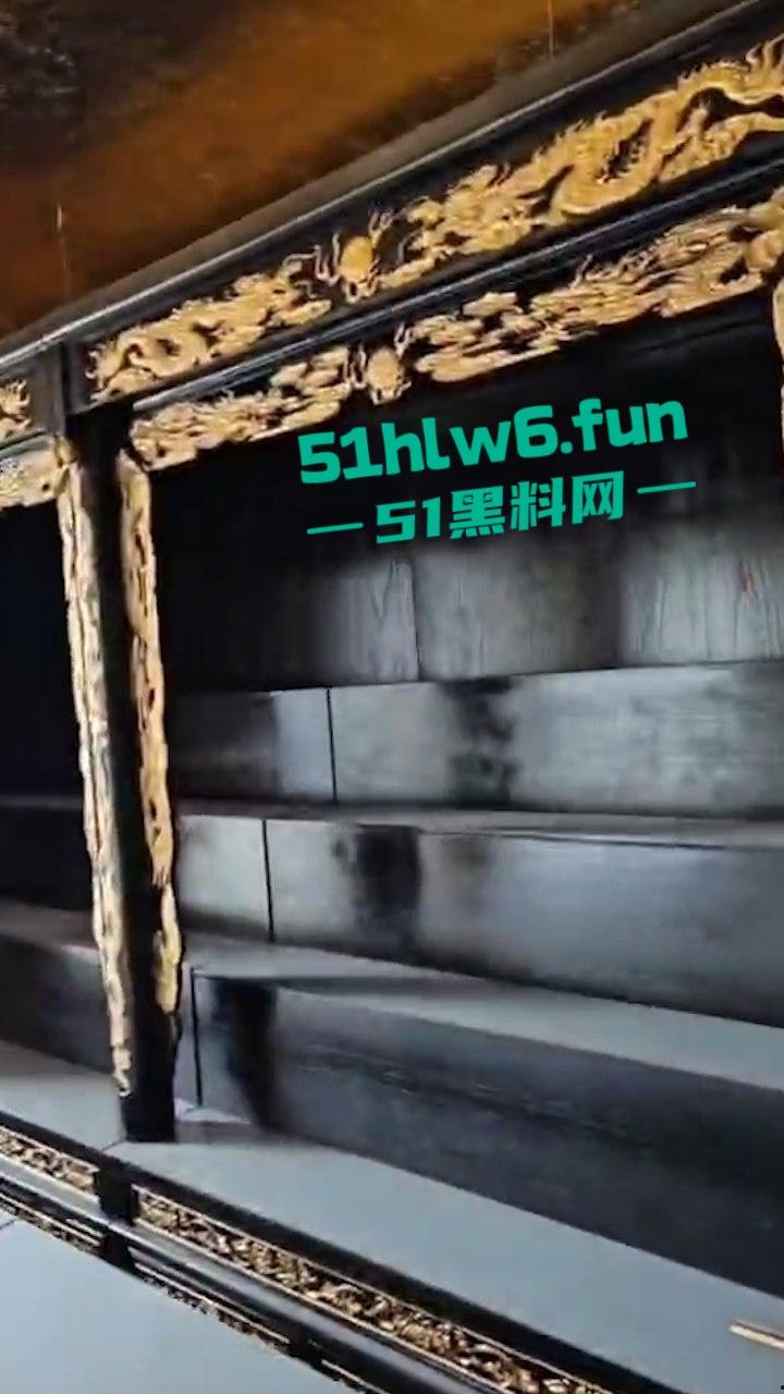 佛山宏宇天御江畔小区,有人装修“骨灰房”引众愤,警方介入律师称可起诉侵权。-8