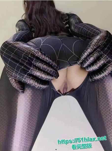 马来西亚DJ网红蓝星蕾聚会醉酒被同学下药迷奸全过程曝光 反差婊子被扒穴骚样私照流出让人看硬-1