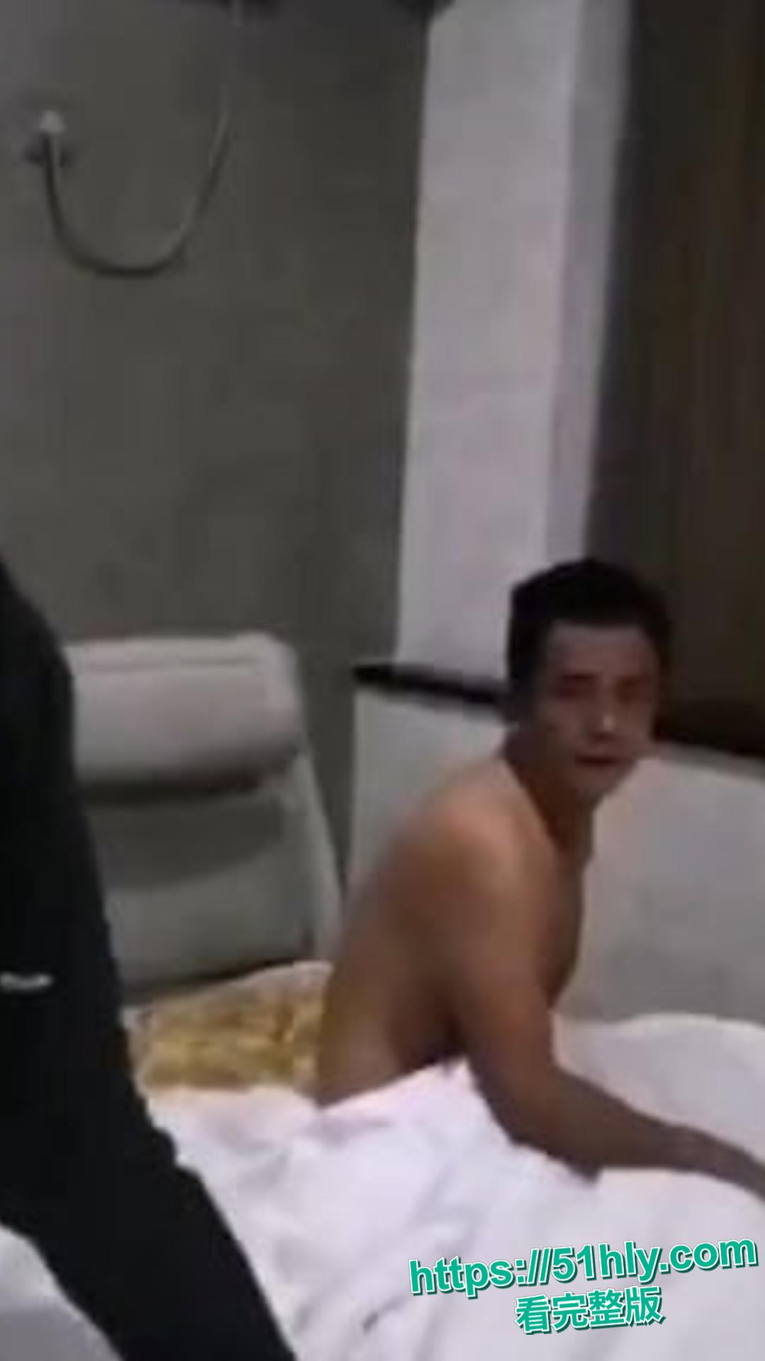 济南电台女神 张昕雨 偷情被抓 老公带兄弟酒店破门实拍 射满床单巨乳半露-11