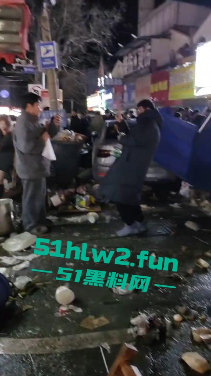 安徽亳州市利辛县，严重酒驾交通事故车辆闯进小摊贩人群中，其中伤者还有一孕妇。-2