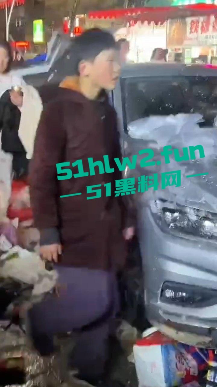 安徽亳州市利辛县，严重酒驾交通事故车辆闯进小摊贩人群中，其中伤者还有一孕妇。-6