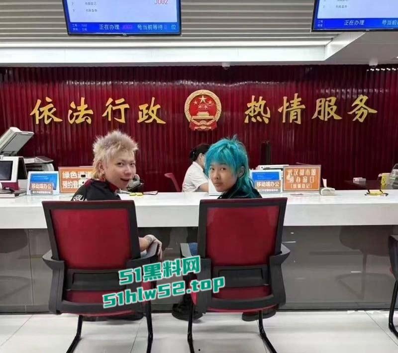 热搜的杀马特新婚夫妇【唐康】【刘雨洁】闪婚闪离，跳起来领证的快感就像高潮，满足广大网友的吃瓜！-3