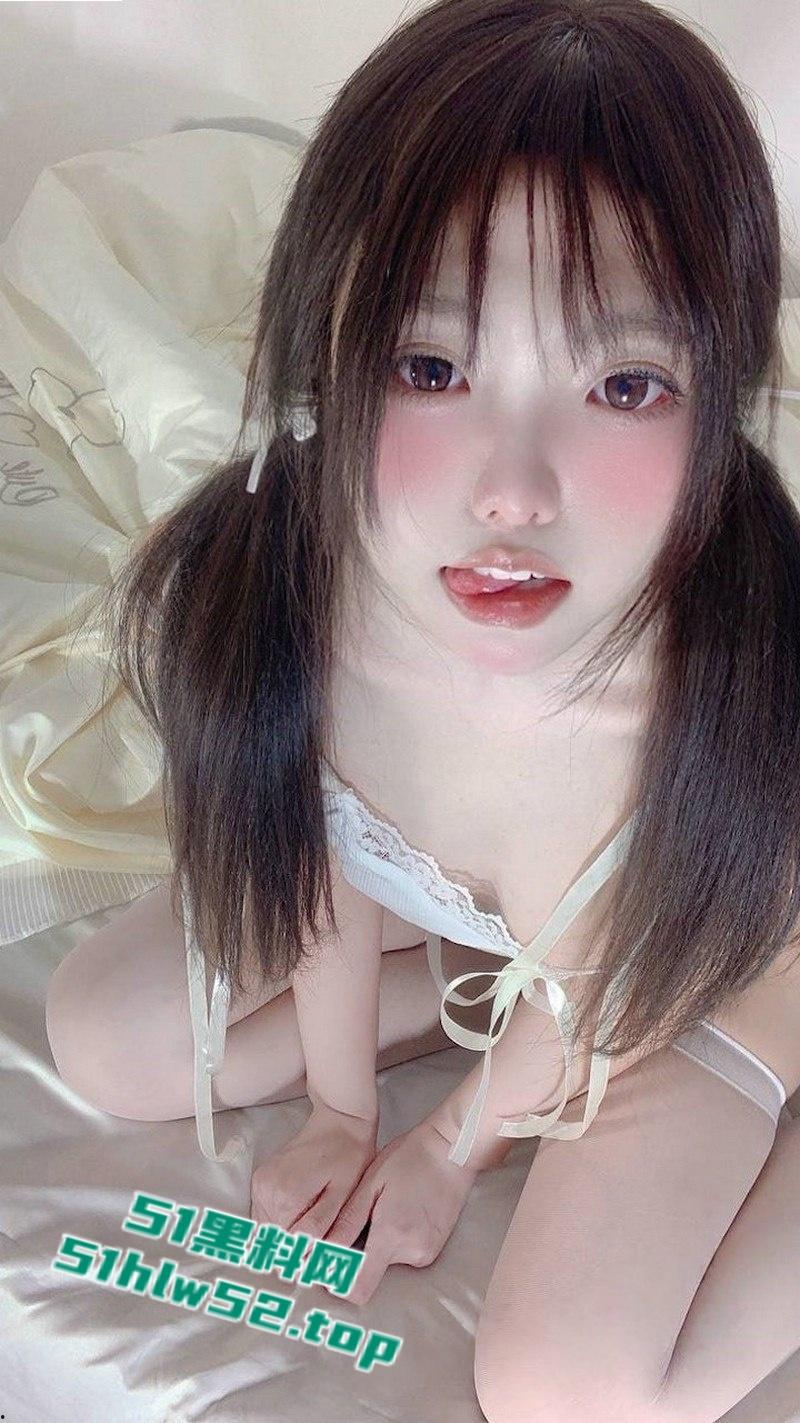 推特福利姬【真真U】自慰福利合集，纤腰翘臀大奶挺拔，白虎美鲍自慰双腿颤抖淫水喷涌！-7