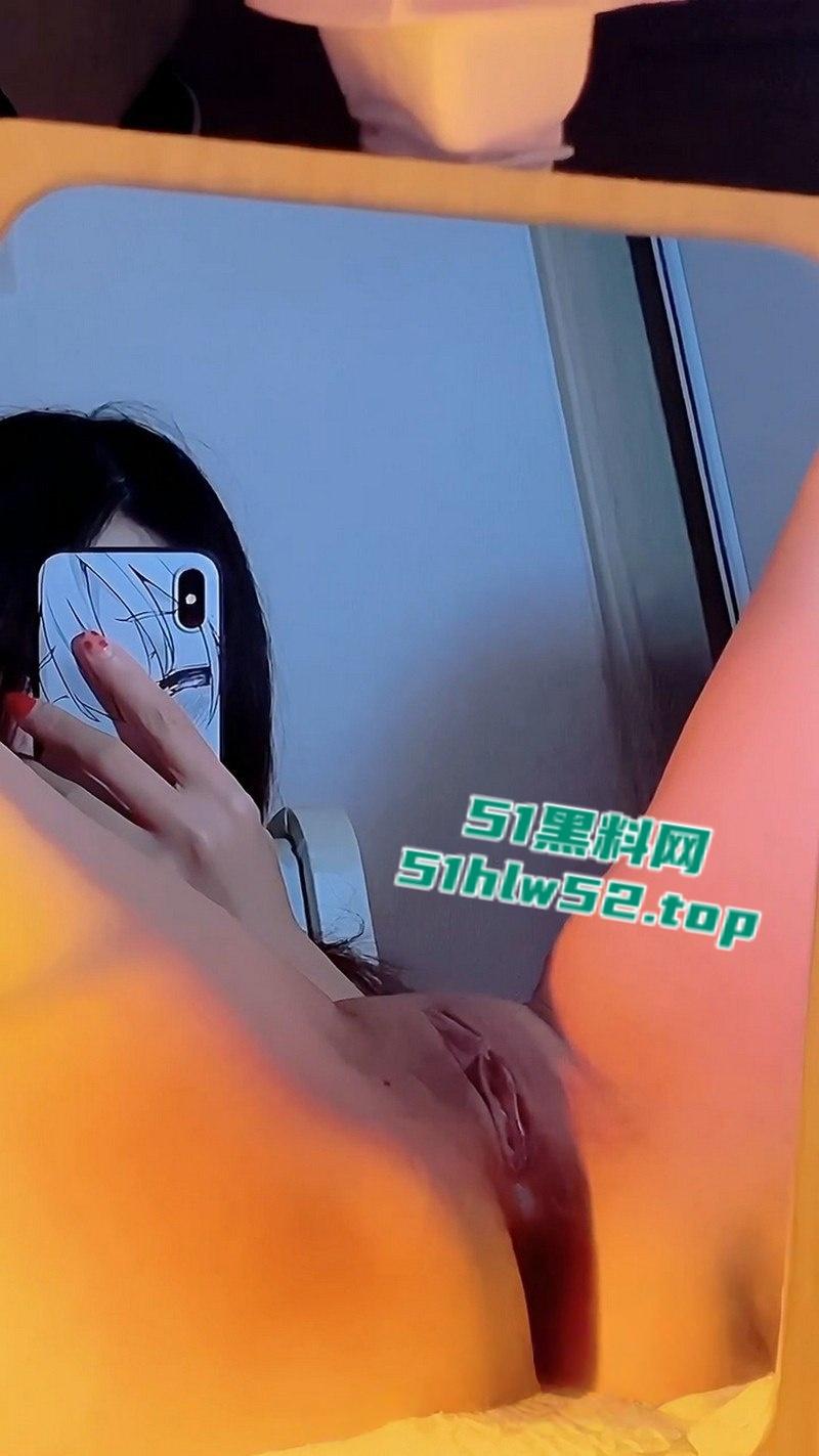 推特福利姬【真真U】自慰福利合集，纤腰翘臀大奶挺拔，白虎美鲍自慰双腿颤抖淫水喷涌！-10