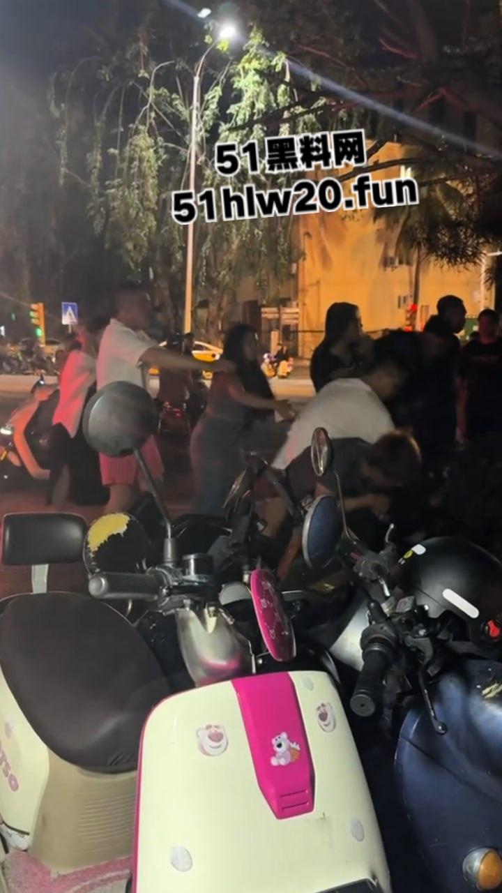 海南三亚实拍斗殴现场，三亚苏荷酒吧门口几个男子遭疯狂殴打，疑似街边要女子电话被男伴带人殴打。-5