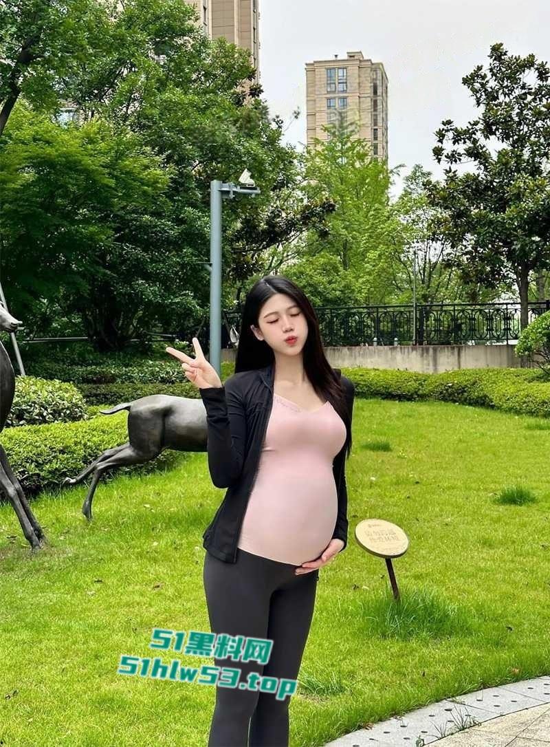 湖北极品孕妇【李芝依】妊娠期当转孕珠挑逗金主，后入抽插时翘臀高撩，如此美妇令人心神激荡！-1